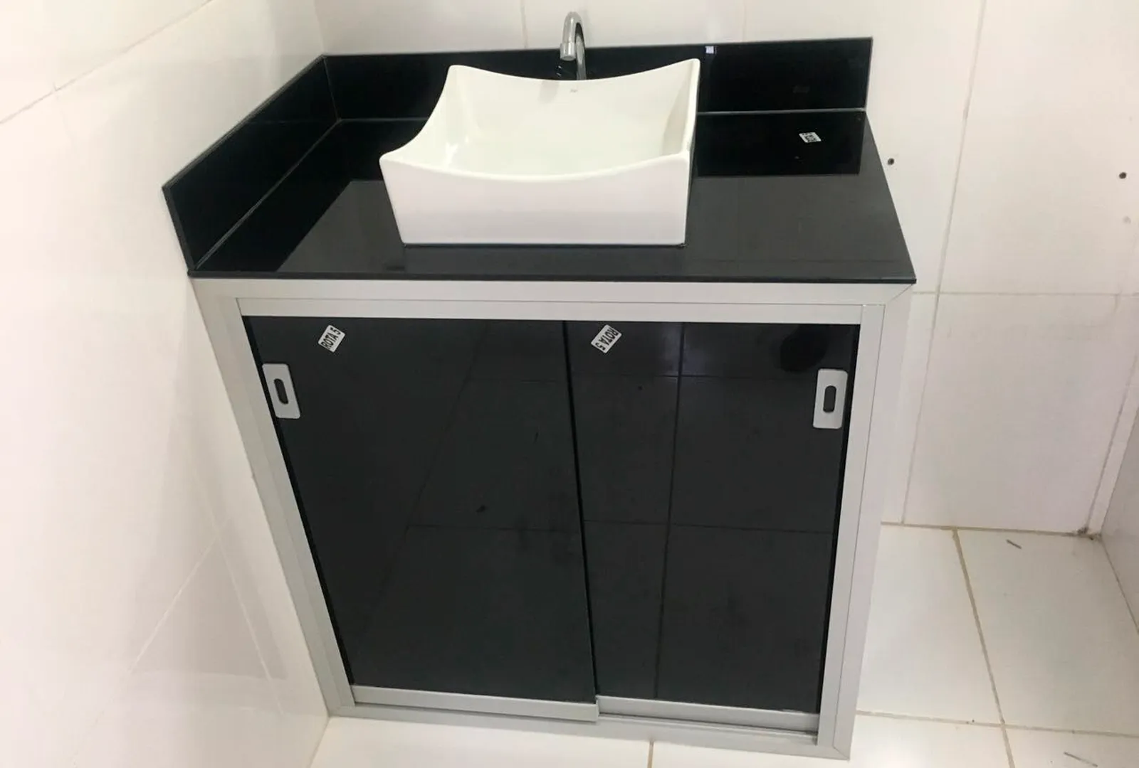 Fechamento de pia com vidro temperado preto com bancada